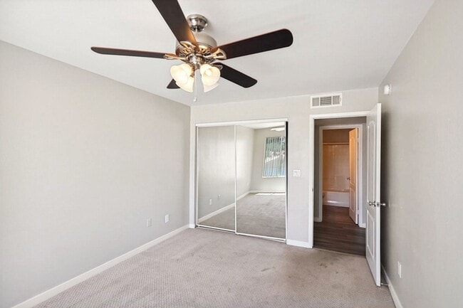 Building Photo - Centrally Located 3 Bed Condo In Gated Com...