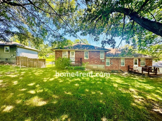 Building Photo - Updated Kitchen w/ Granite Counters, Subway Tile, SS Appliances