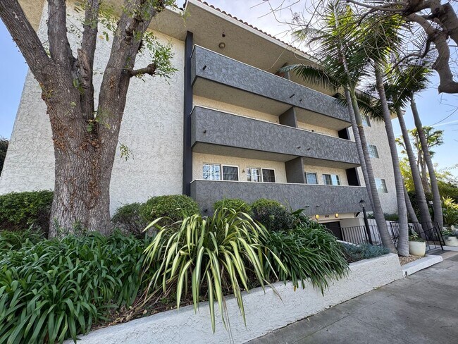 Building Photo - Beautiful Spacious Top Floor Condo 1 bed - 1 bath with parking in Burbank