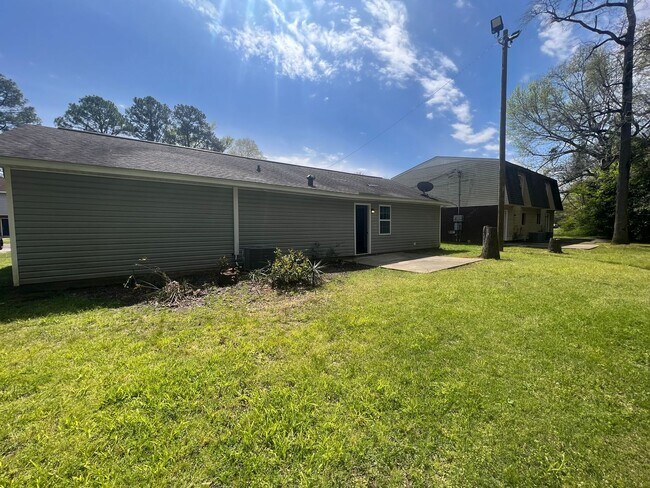 Building Photo - 4 bedroom 1 bathroom home in University Manor