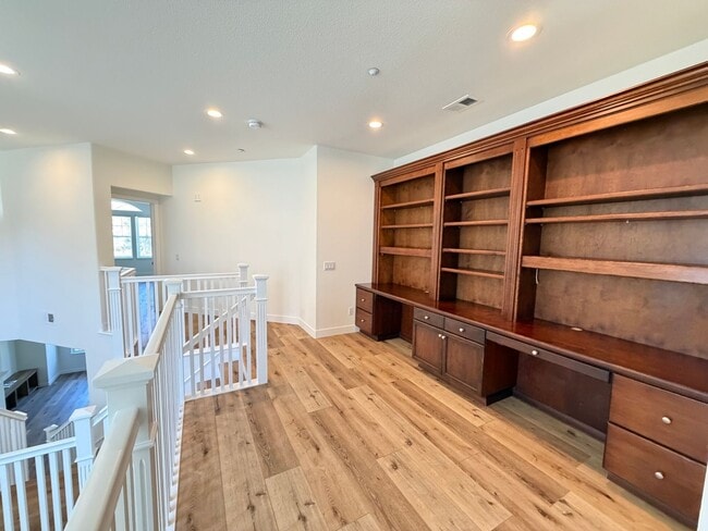 Building Photo - Gorgeous Rarely Available Bayshore Townhome- Just in Time for Summer!