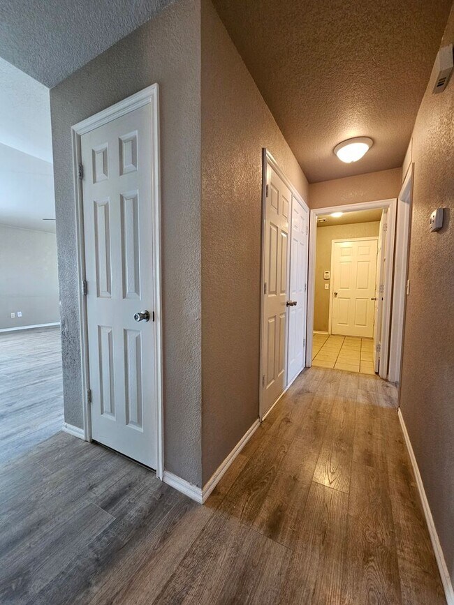 Building Photo - 2713 Edgemere Dr