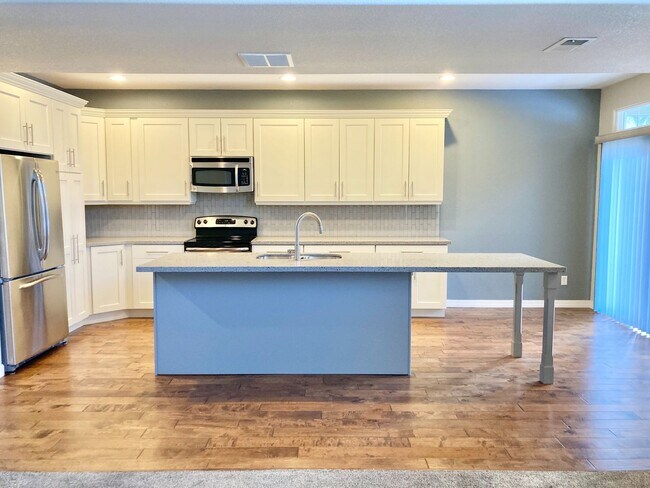 Building Photo - Lovely 3 Bedroom, 2.5 Bathroom Townhome
