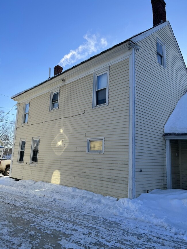 Building Photo - 10 Shaw St