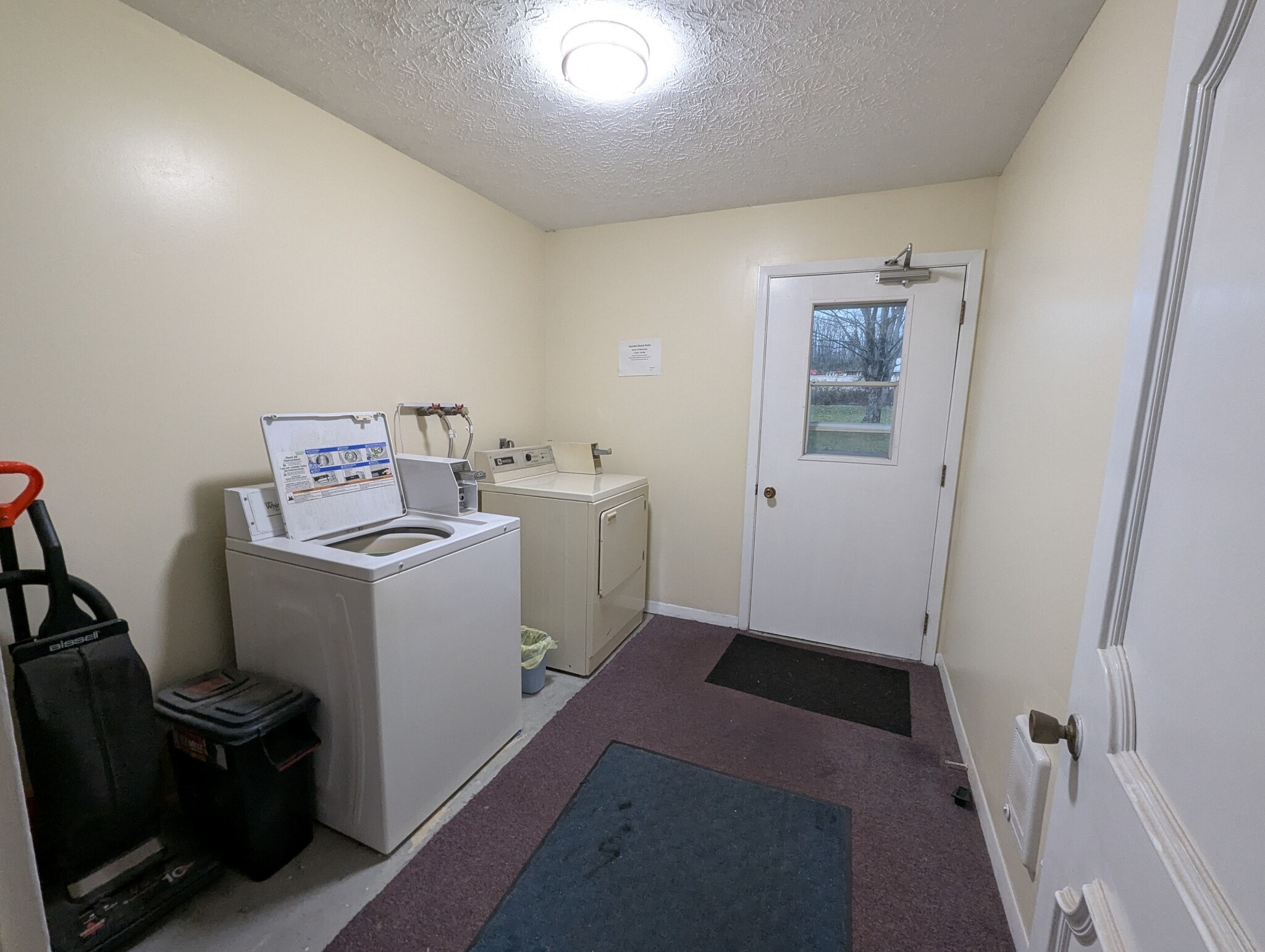 On-sight coin laundry - 237 Summit St N