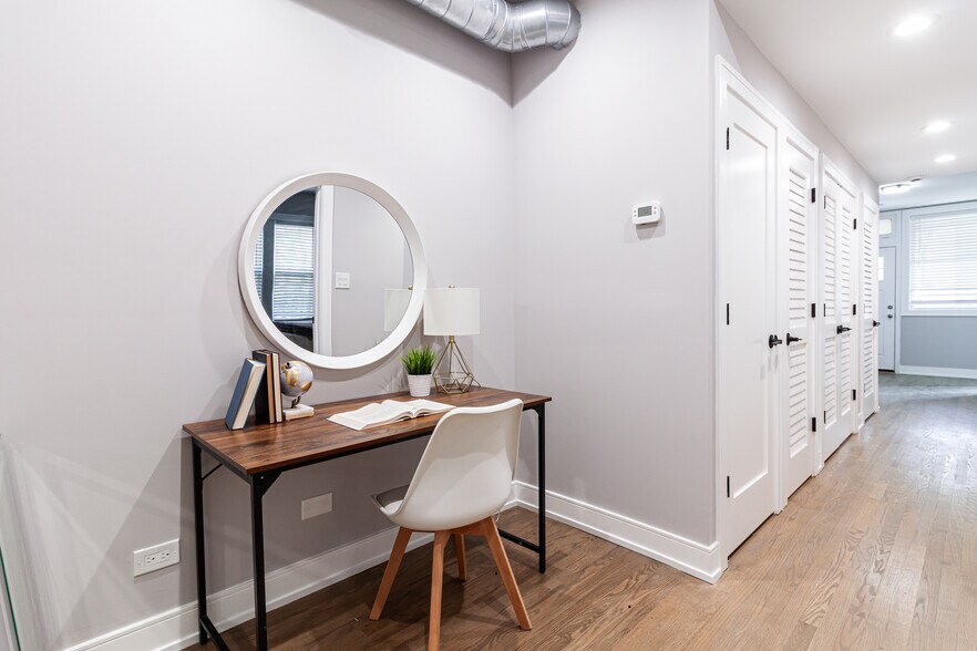 Building Photo - 2641 W Carmen Ave