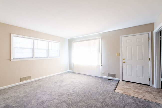 Building Photo - 4 bed 1 bath home for rent
