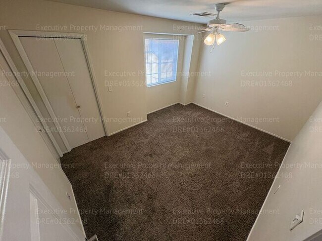 Building Photo - 2 bedroom 1.5 bathroom townhome located in a gated community near Hosking Ave/ S. Union Ave