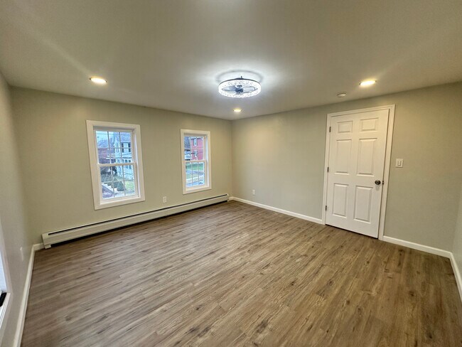 Building Photo - 5 Ashford St