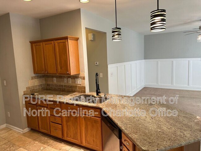 Building Photo - 6033 Queens Walk Ct