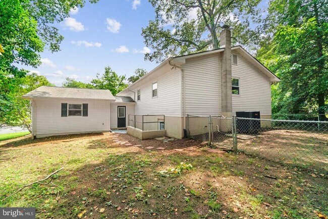 Building Photo - 100 Oak Dr