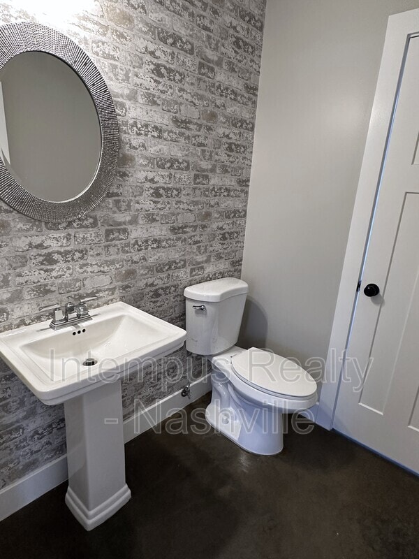 Building Photo - 548 Veritas St