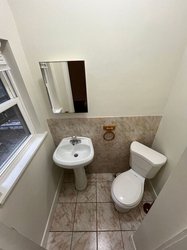 Building Photo - ???Spacious 4 Bedroom 1.5 Bath house locat...