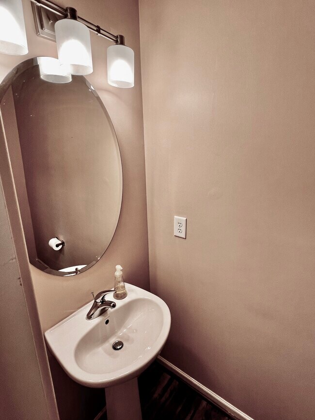 Building Photo - 3569 Draycott Ave