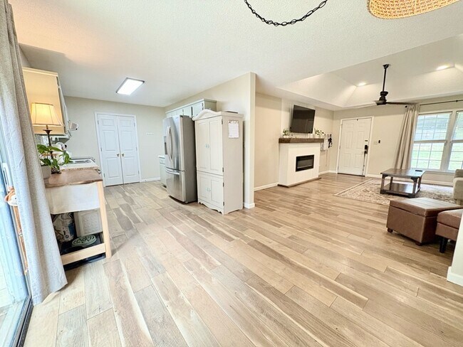 Building Photo - 415 Mayfield Dr