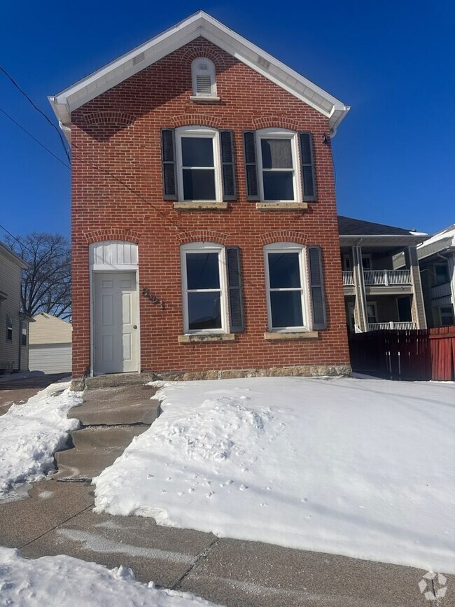 Building Photo - 821 W 8th St