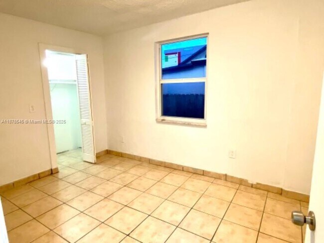 Building Photo - 4307 SW 9th St