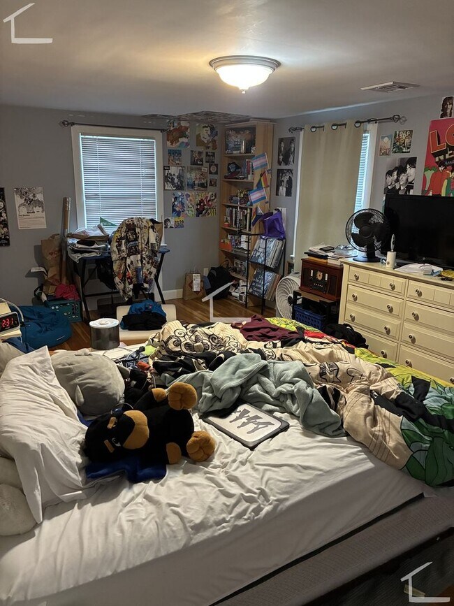 Building Photo - Rent a House in Newton 4bed/2.5 Bath - Parking included!