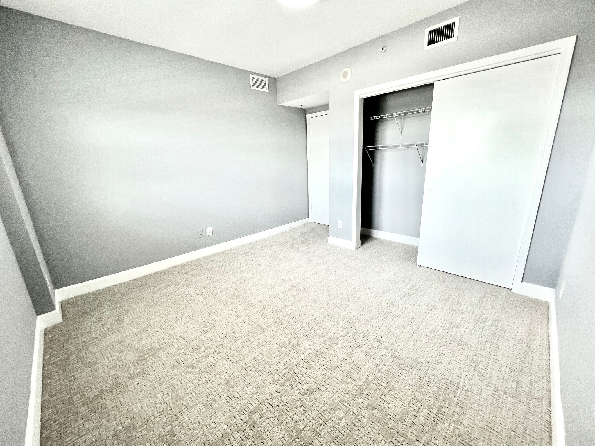Building Photo - 14951 Royal Oaks Ln