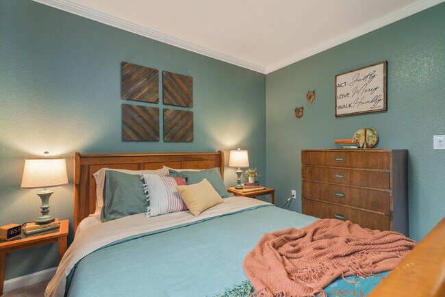 Building Photo - 2538 Mission Hills Dr