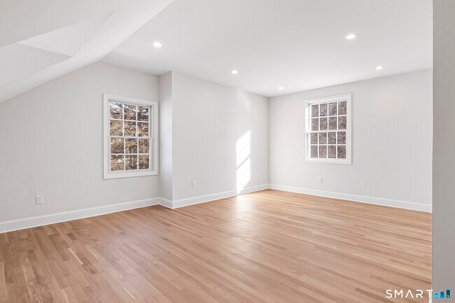 Building Photo - 10 Greenwood Ave