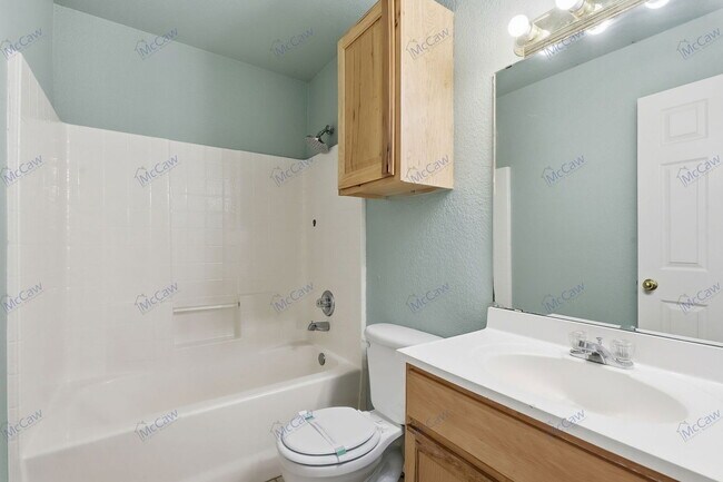 Building Photo - 702 N Walnut St