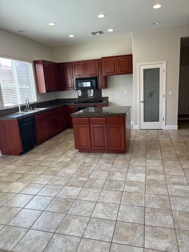 Building Photo - BEAUTIFUL 4 Bedroom Home 2.5 BA in Plumas Lake AVAILABLE NOW!