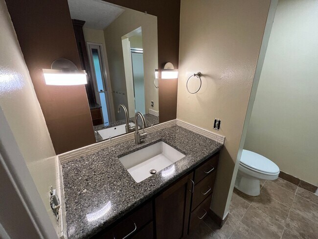 Building Photo - 15410 SW Peppermill Ct