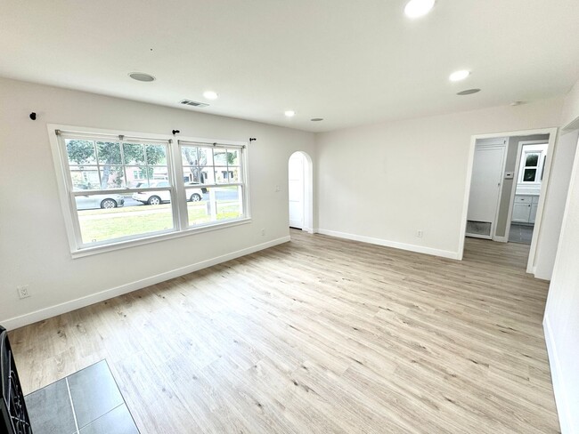 Building Photo - Charming 2 Bedroom Home Near Olivedale Par...