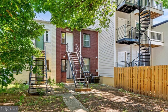 Building Photo - 834 19th St NE