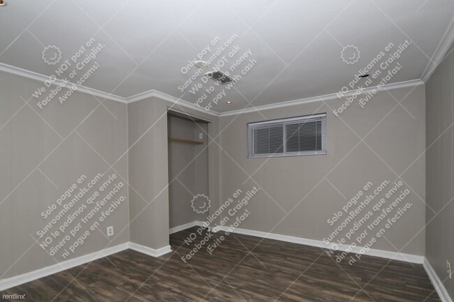 Building Photo - 1 br, 1 bath Triplex - 5002 E Washington S...