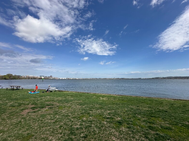 Building Photo - 1718 W Abingdon Dr