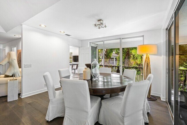 Building Photo - 11823 Pebblewood Dr