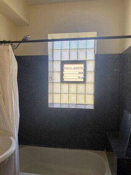 Bathroom - 4922 N Kedzie Ave