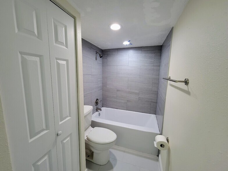 Building Photo - 500 Treasure Island Cswy