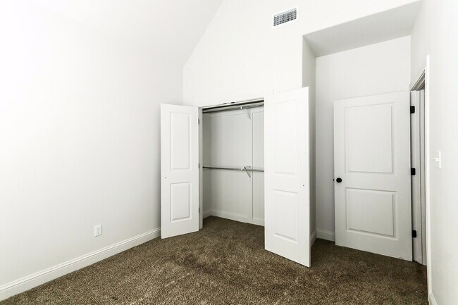 Building Photo - NO DEPOSIT / 6 month or 12 month lease acc...