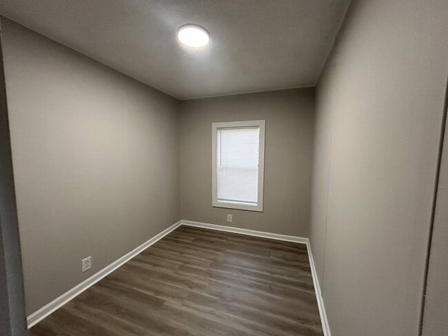 Building Photo - 8 White Oak Village