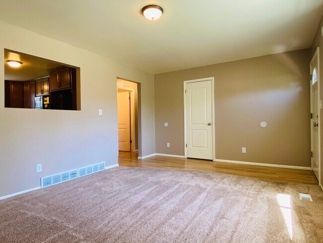 Building Photo - 3025 Little Cottonwood Rd