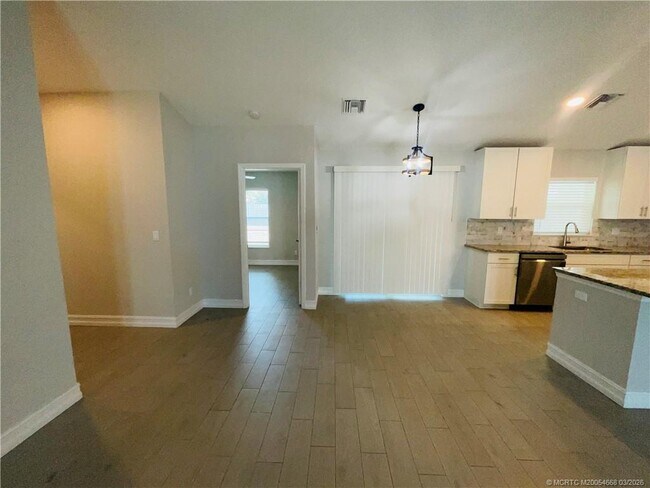 Building Photo - 928 SW John MacCormack Terrace