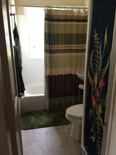 Building Photo - 122 Harding St