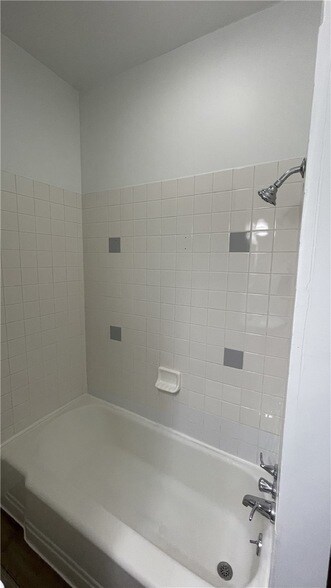 Building Photo - 424 W 7th Ave