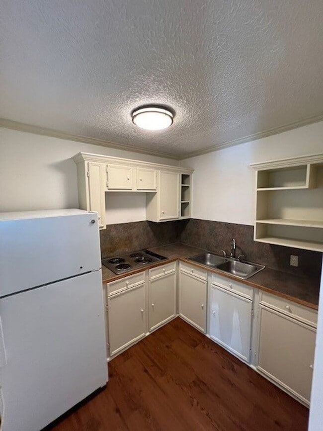 Building Photo - One Bedroom Home Downtown