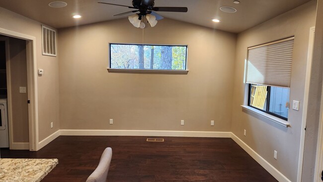 Building Photo - Large 1 bedroom 1 bath with huge office space