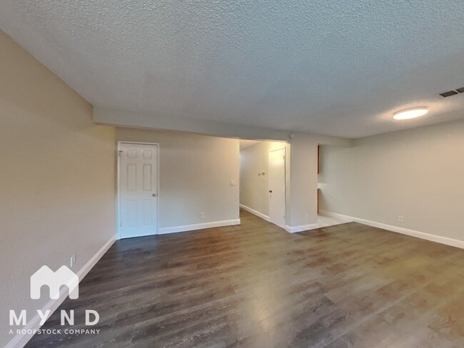 Building Photo - 1970 Grande Cir