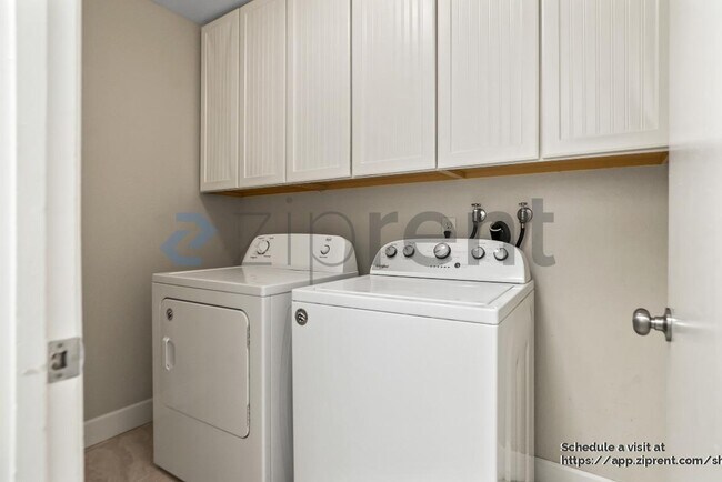 Building Photo - 48 N Lake Dr