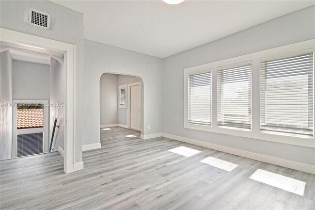 Building Photo - 327 SW 20th St