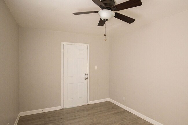 Building Photo - 331 Sandhurst Dr