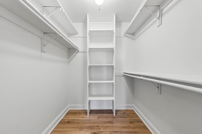 Building Photo - Very Nicely Update Condo in Prime Location!