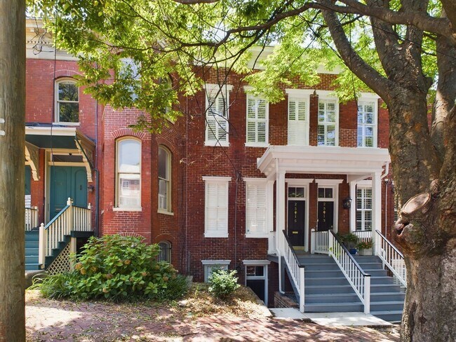 Building Photo - 2515 E Franklin St