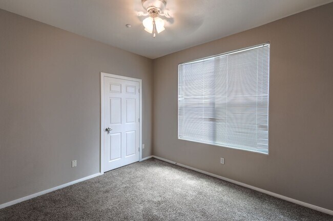 Building Photo - 3 Bedroom First Floor Condo Convenient To Nellis AFB